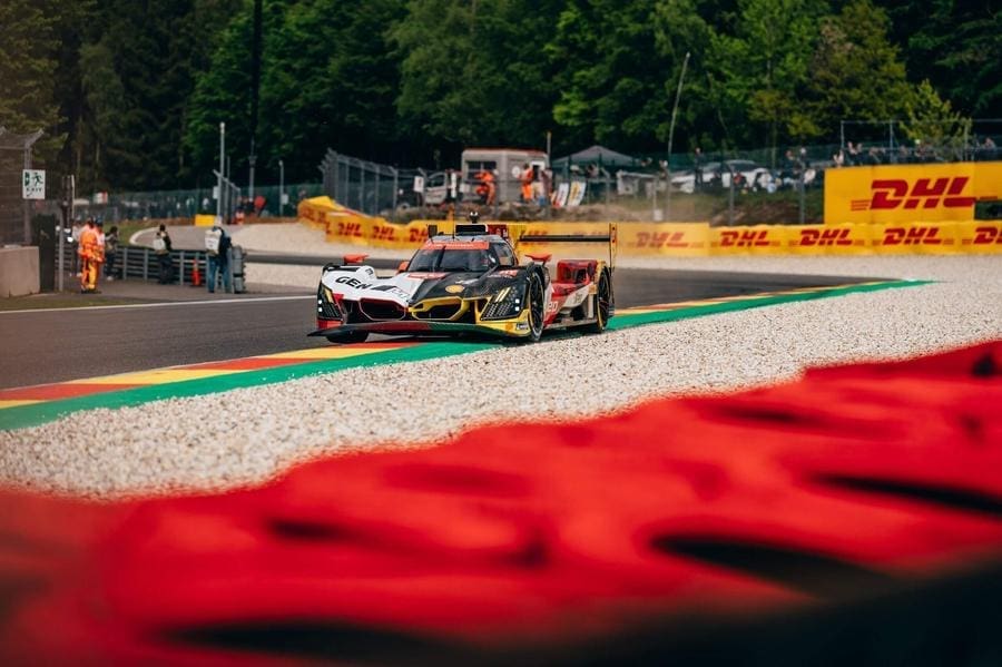 BMW'nin Spa 6 Saat zaferini kutlayan araç, podyumda şampanya patlatıyor.