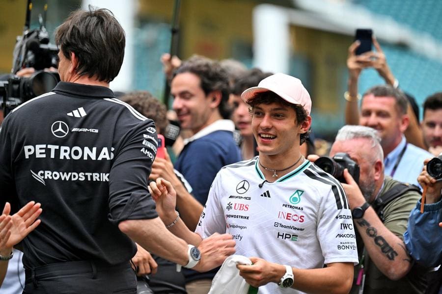 Kimi Antonelli Miami Grand Prix'sinde podyumda zaferini kutluyor