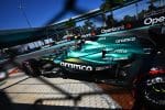 Fernando Alonso Aston Martin aracıyla pistte, odak Alonso ve Aston Martin