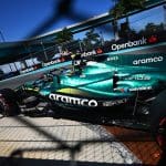 Fernando Alonso Aston Martin aracıyla pistte, odak Alonso ve Aston Martin