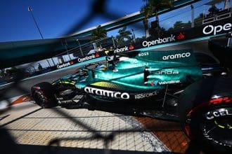 Fernando Alonso Aston Martin aracıyla pistte, odak Alonso ve Aston Martin