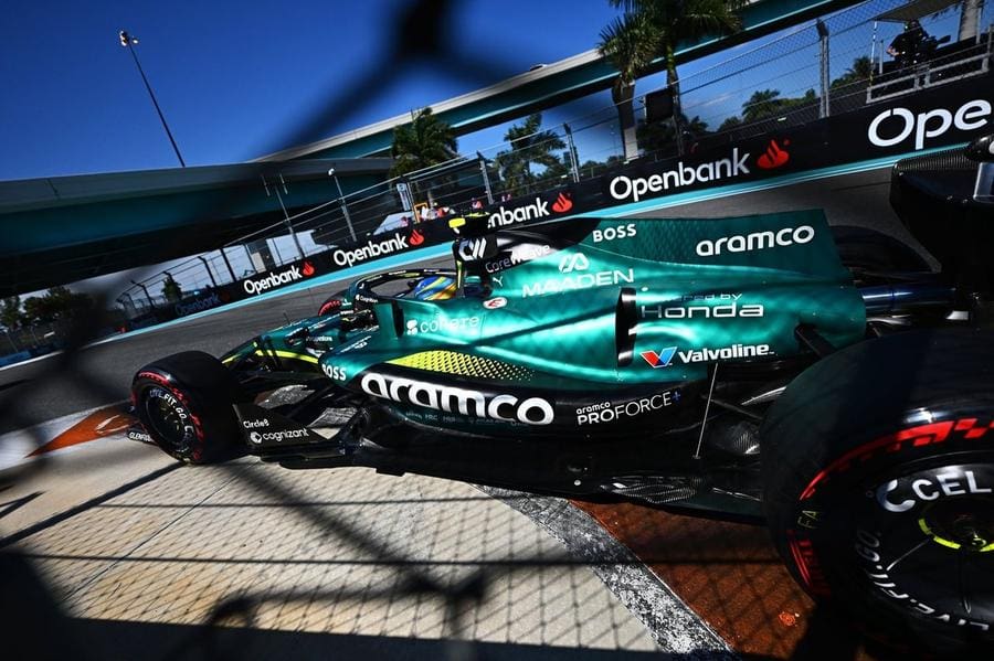 Fernando Alonso Aston Martin aracıyla pistte, odak Alonso ve Aston Martin