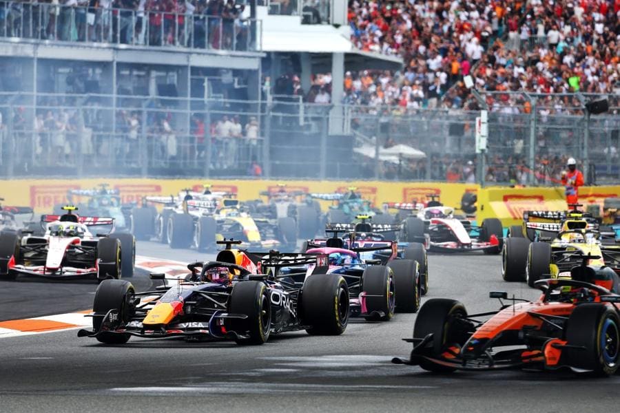 F1 yayın hakları: Apple'ın gelişi Sky'ın mega anlaşmasını durduramadı, F1 logosu ve Sky Sports logosu
