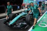 Aston Martin AMR26 Formula 1 aracı Miami pit alanında