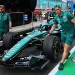 Aston Martin AMR26 Formula 1 aracı Miami pit alanında
