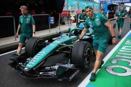 Aston Martin AMR26 Formula 1 aracı Miami pit alanında