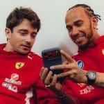 Charles Leclerc ve Lewis Hamilton Ferrari garajında, Hamilton sırrı konuşuluyor.