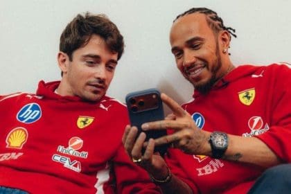 Charles Leclerc ve Lewis Hamilton Ferrari garajında, Hamilton sırrı konuşuluyor.