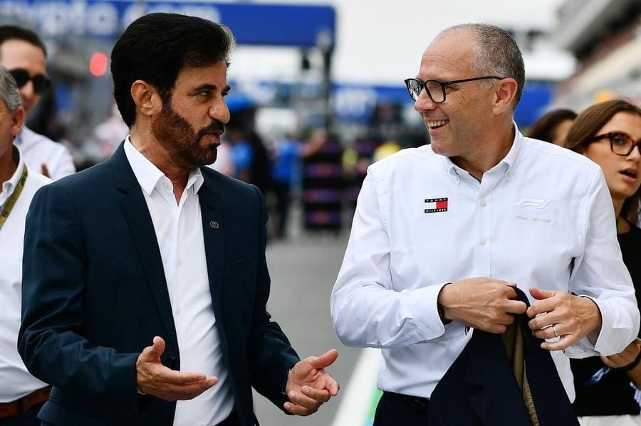 Formula 1 araçları pistte yarışırken, motor teknolojileri arasındaki F1 Motor Savaşı geleceği şekillendiriyor.