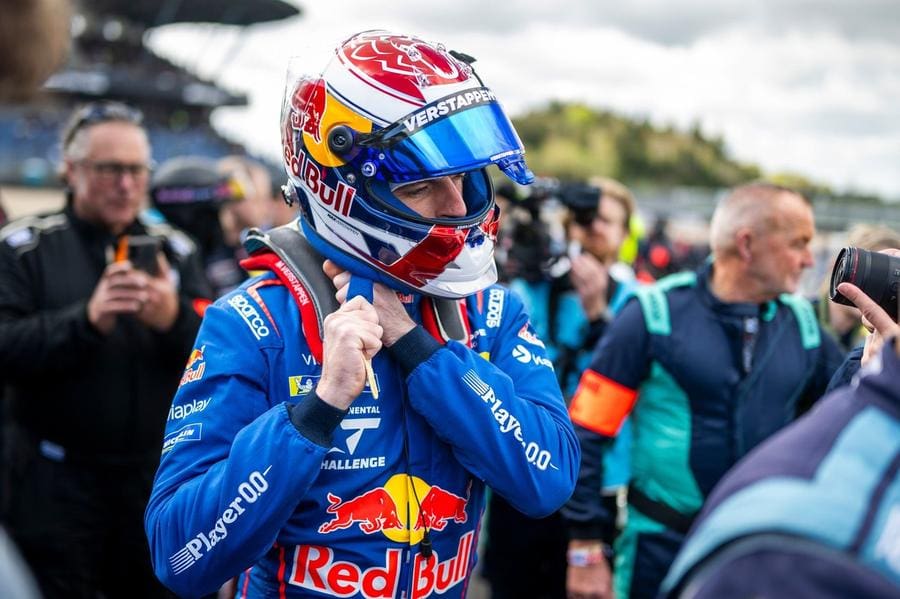 Max Verstappen Nürburgring 24 Saat yarışında aracıyla aksiyonda