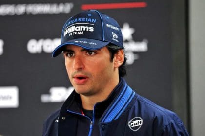 Carlos Sainz, Japonya GP'si Padok alanında, F1 2026 reglamanları