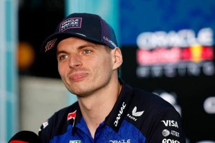 Max Verstappen Miami GP'de spin atarken, dahiyane bir hamleyle aracı kontrol altında tutuyor.
