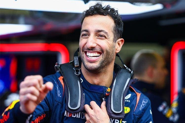 Daniel Ricciardo F1 dönüşü için Red Bull garajında bekliyor.