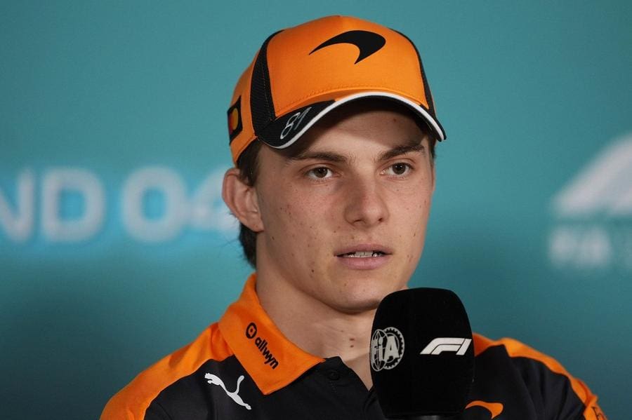 Oscar Piastri, McLaren aracıyla pistte: Oscar Piastri Red Bull söylentileri gündemde, 125 karakter max