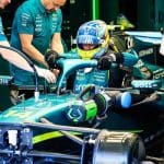 Aston Martin AMR26 Formula 1 aracı pit alanında, yarış hazırlığı