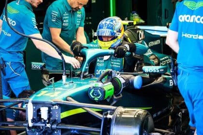 Aston Martin AMR26 Formula 1 aracı pit alanında, yarış hazırlığı