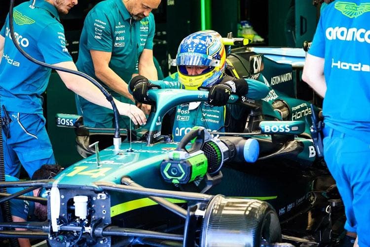 Aston Martin AMR26 Formula 1 aracı pit alanında, yarış hazırlığı