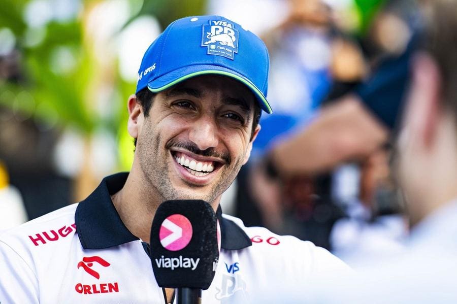 Daniel Ricciardo gülümserken, Daniel Ricciardo F1'e dönüş sinyalleri verdi.