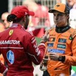 Oscar Piastri ve Lewis Hamilton padokta sohbet ederken, Lewis Hamilton farkı tartışılıyor