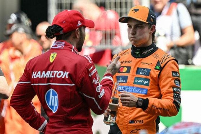 Oscar Piastri ve Lewis Hamilton padokta sohbet ederken, Lewis Hamilton farkı tartışılıyor