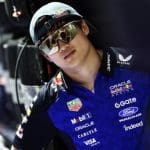 Red Bull pilotu Yuki Tsunoda pistte, profilden çekilmiş fotoğrafı