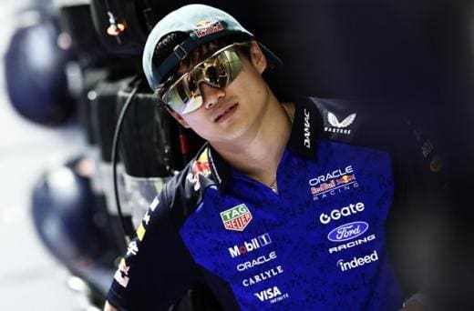 Red Bull pilotu Yuki Tsunoda pistte, profilden çekilmiş fotoğrafı