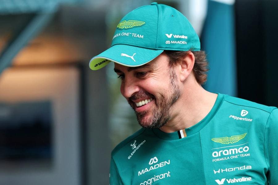 Fernando Alonso, Aston Martin aracıyla yarışırken. Fernando Alonso'dan F1 Emeklilik Şartı