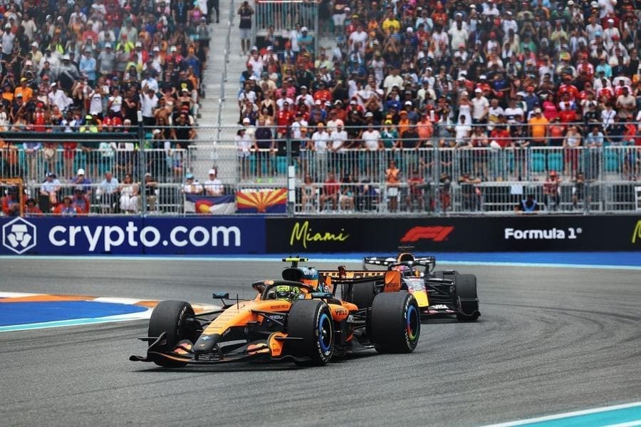 Red Bull Miami yarışında Max Verstappen aracıyla mücadele ediyor