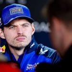 Max Verstappen Red Bull aracıyla pistte, aksiyon dolu bir yarış anı