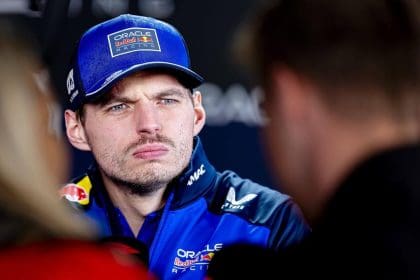 Max Verstappen Red Bull aracıyla pistte, aksiyon dolu bir yarış anı