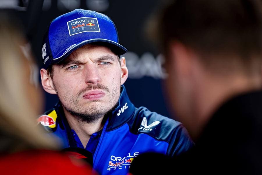 Max Verstappen Red Bull aracıyla pistte, aksiyon dolu bir yarış anı
