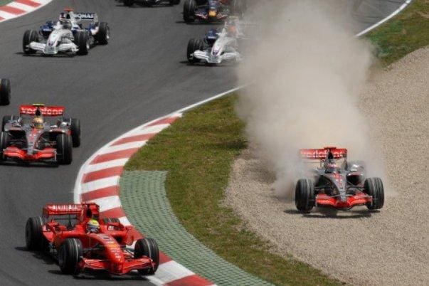 F1 Arşiv: Alonso ve Massa'nın 2007 İspanya GP'sindeki mücadelesi.