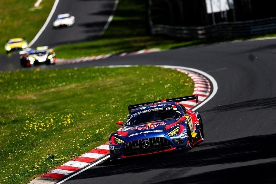 Max Verstappen, Nürburgring 24 Saat yarışında Mercedes GT3 aracıyla mücadele ediyor.
