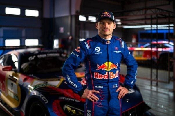 Max Verstappen Nürburgring Zaferi için aracının başında, kararlı bakışlarla