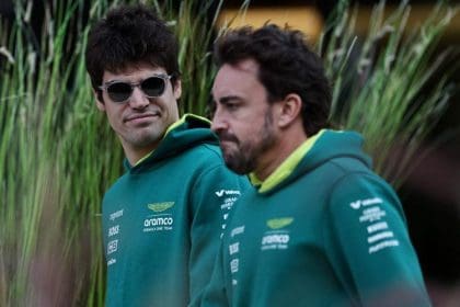 Fernando Alonso ve Lance Stroll, Aston Martin garajında, ambisyon farkı net şekilde görülüyor.