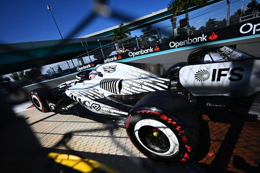 Cadillac F1 aracının pist üzerindeki aksiyon fotoğrafı. 2026 için hazırlıklar sürüyor.