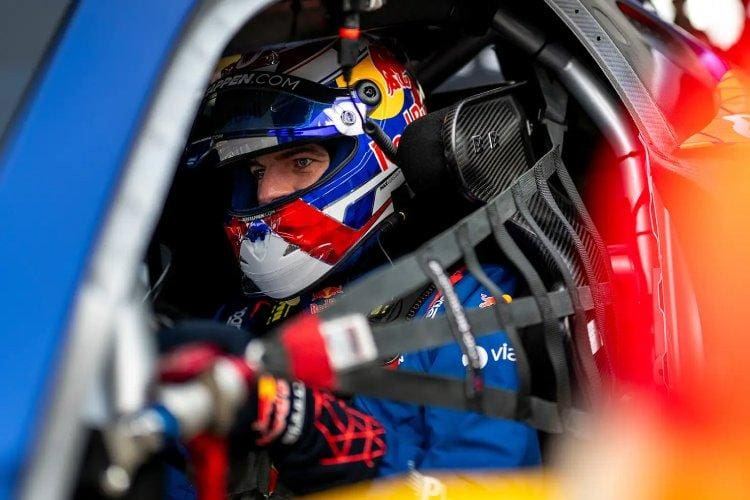 Max Verstappen kokpitte, Nürburgring 24 Saat yarışına hazırlanıyor.