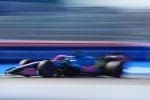 Alpine F1 aracı pistte hızla ilerliyor, sponsor logoları dikkat çekiyor