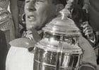 Stirling Moss, Monaco Grand Prix zaferi sonrası Maserati'siyle kutlama yapıyor.