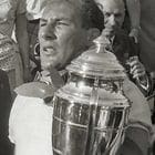 Stirling Moss, Monaco Grand Prix zaferi sonrası Maserati'siyle kutlama yapıyor.
