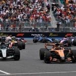 Max Verstappen ve Lando Norris'in yarıştığı bir Formula 1 aracı resmi, F1 Haberleri