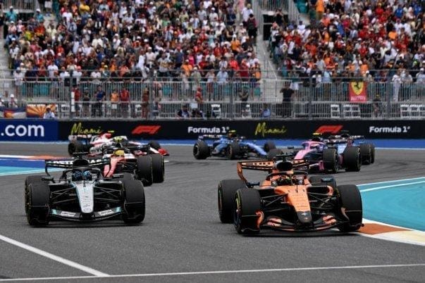 Max Verstappen ve Lando Norris'in yarıştığı bir Formula 1 aracı resmi, F1 Haberleri