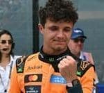 Lando Norris, Miami'de F1 Sprint Yarışı zaferini kutluyor, McLaren damalı bayrak sallıyor