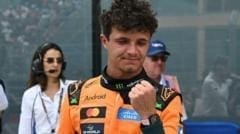 Lando Norris, Miami'de F1 Sprint Yarışı zaferini kutluyor, McLaren damalı bayrak sallıyor