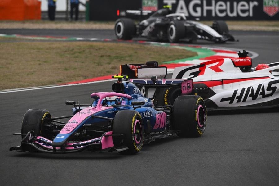 Haas ve Alpine mücadelesini yansıtan görsel