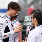 Formula 1 aracı, V8 motorlar döneminden kalma, pistte yarışırken
