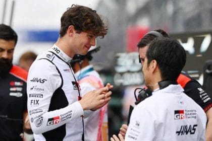 Formula 1 aracı, V8 motorlar döneminden kalma, pistte yarışırken