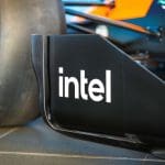 McLaren ve Intel logolarının yer aldığı görsel. McLaren Intel Ortaklığı vurgulanıyor.