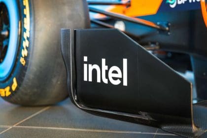McLaren ve Intel logolarının yer aldığı görsel. McLaren Intel Ortaklığı vurgulanıyor.