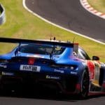 Max Verstappen Nürburgring yarışında aracının içinde, kaskı takılı ve yarışa odaklanmış durumda.